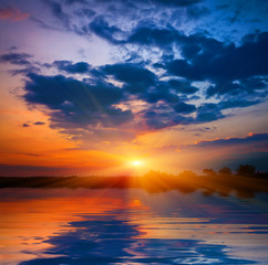 Obraz na płótnie Canvas sunset over lake water surface