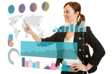 Geschäftsfrau vor Touchscreen mit Infografik