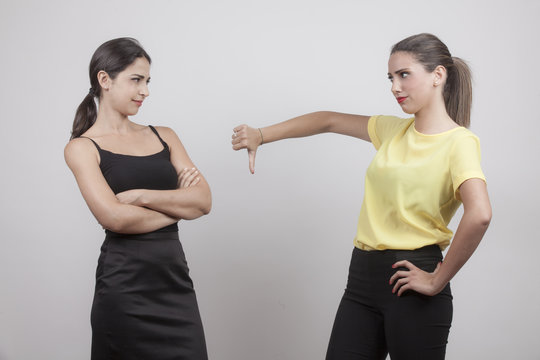 Due amiche litigano e una mostra pollice verso