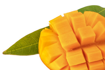 tranche de mangue sur fond blanc