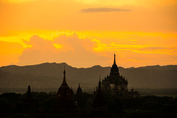 Fototapeta na wymiar Sunrise at Bagan pagoda Myanmar.