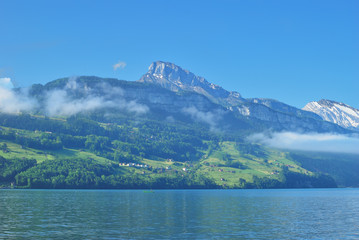 Fototapeta premium ein Morgen am Vierwaldstättersee in der Schweiz