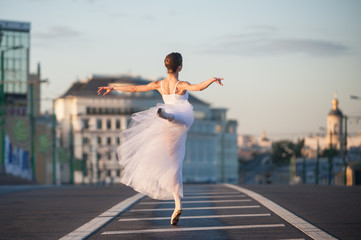 Fototapeta na wymiar Ballerina dancing in the center of Moscow in the morning
