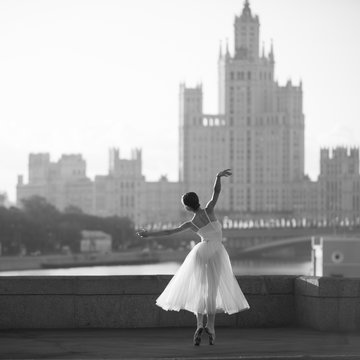 Fototapeta Ballerina dancing in the center of Moscow in the morning