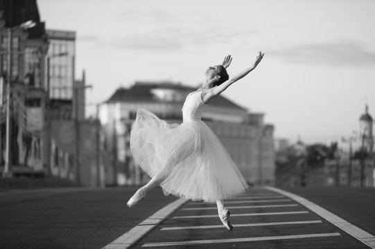 Fototapeta Ballerina dancing in the center of Moscow in the morning