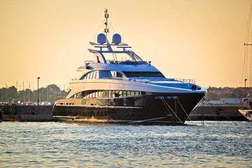 Obraz premium Luxury yacht on golen sunset