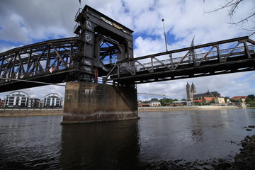 Historische Hubbrücke über der Elbe in Magdeburg