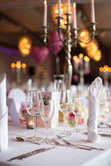 Gläser und Tischdeko auf einer Hochzeit