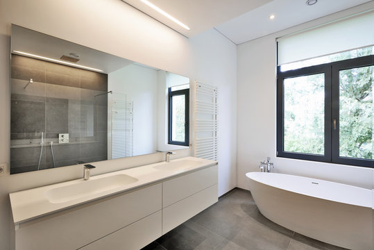  Bathtub In Corian And Faucet