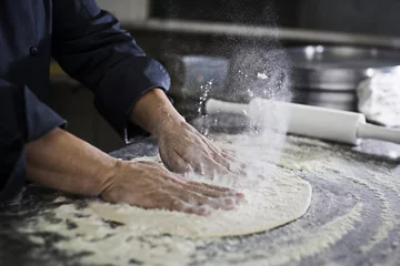 Foto auf Acrylglas Massa se pizza sendo preparada © homerosh