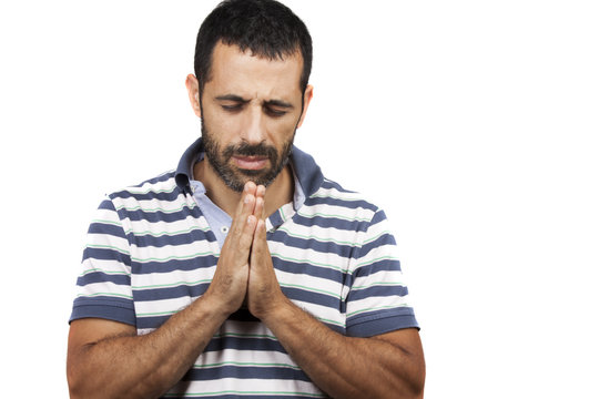 Un ragazzo raccolto in preghiera
