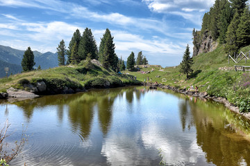 Paesaggio di montagna con lago