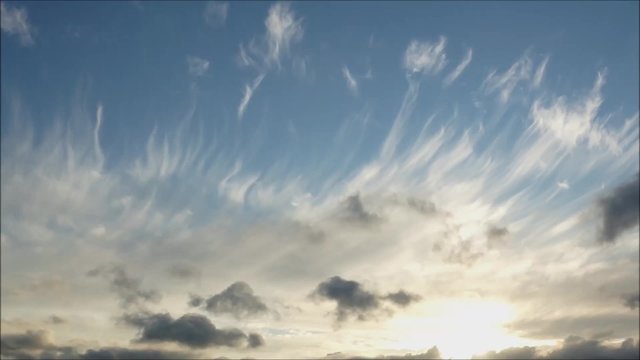 seltene cirrus und cirostratus wolken formation am himmel
