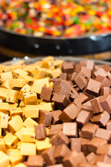 Helle und dunkle Schokolade mit Weingummi im Hintergrund