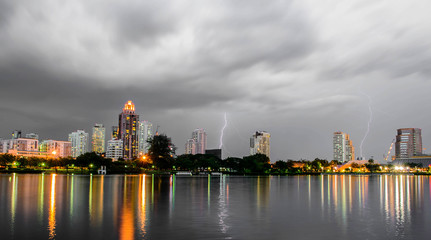 Naklejka premium lightning over city