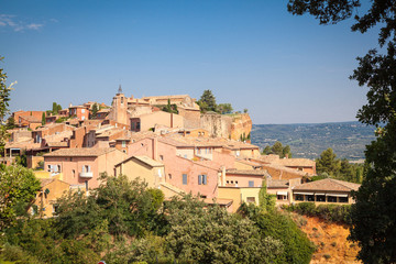 Fototapeta na wymiar Roussillion in Provence famous for the ocher quarries 