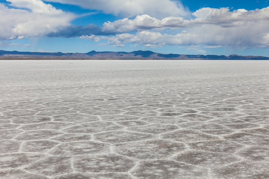 Bolivia: Superficie a rombi del deserto di sale Salares de Uyuni