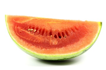 Viertel einer reifen Wassermelone isoliert auf weißem Hintergrund