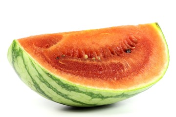Viertel einer reifen Wassermelone isoliert auf weißem Hintergrund