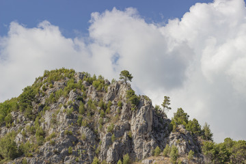 Fototapeta na wymiar Karge Landschaft mir Wolken und blauem Hmmel in Hintergrund