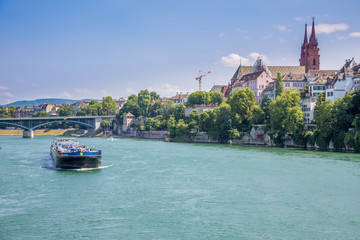 Naklejka premium Bâle depuis les rives du Rhin