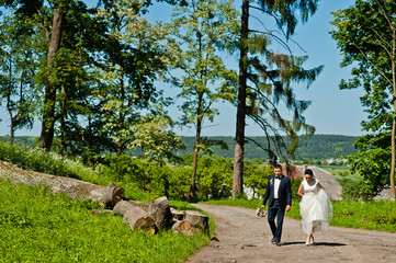 Obraz premium Gorgeus wedding couple on green sunny forest
