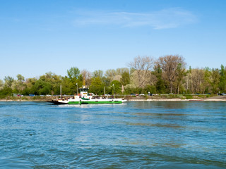 Ferry to transport vehicles and people