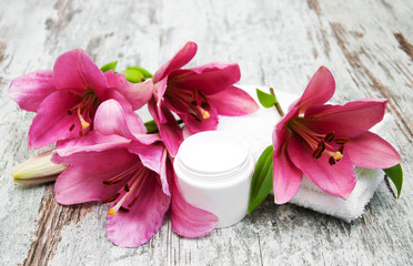 Obraz na płótnie Canvas cosmetic cream and pink lily flower