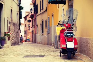 Foto op Plexiglas Scooter Scooter op de straat van de mediterrane stad