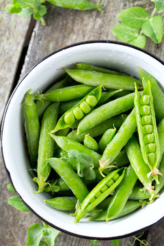 pea pods in a bowl