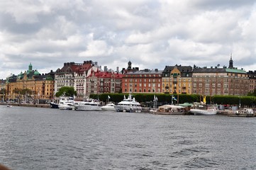 Blick vom Wasser auf Stadtteil Östermalm, in Stockholm