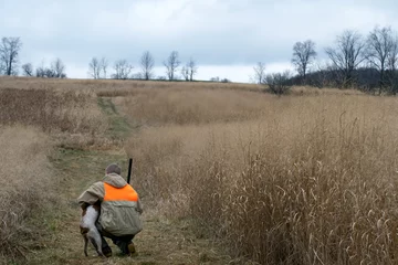 Papier Peint photo Chasser Young Man and Bird Dog Hunting Companion