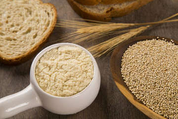 Portion of uncooked Quinoa and wey protein