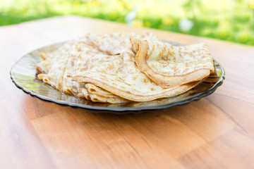 pancakes to a plate of glass