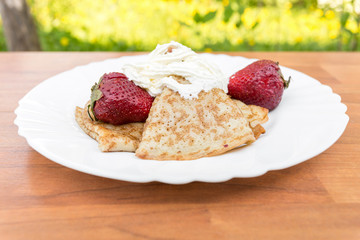 pancakes with strawberries and cream
