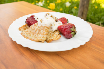 pancakes with strawberries and cream