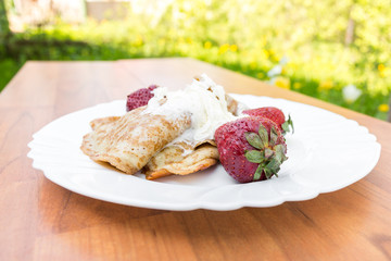 pancakes with strawberries and cream