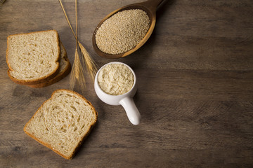 Portion of uncooked Quinoa and wey protein