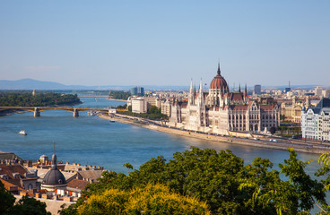 Naklejka premium Budynek parlamentu węgierskiego w Budapeszcie na słonecznym da