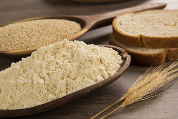 Portion of uncooked Quinoa and wey protein