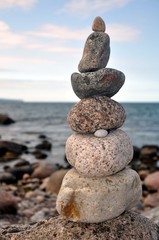 An der Küste eine Steinsäule aus Granit