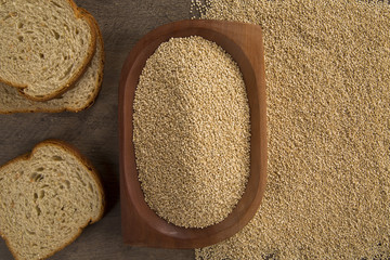 Portion of uncooked Quinoa and wey protein