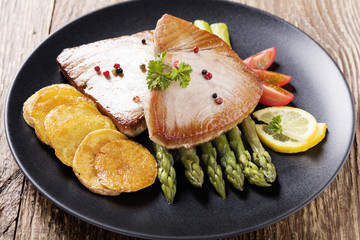 Grilled tuna steak served on asparagus with roasted zmieniakami