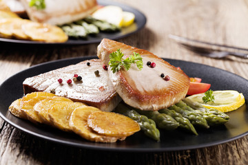 Grilled tuna steak served on asparagus with roasted zmieniakami