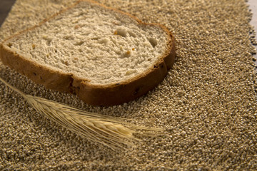 Portion of uncooked Quinoa and wey protein