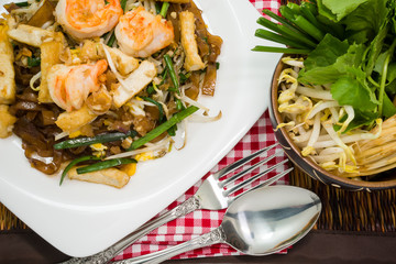 Delicious Thai stir-fried rice noodles