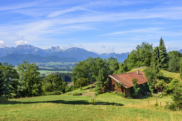 Fototapeta na wymiar pittoreske Landschaft im Allgäu mit Alpenblick