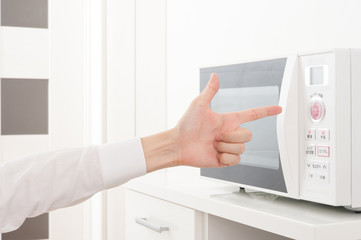 電子レンジを使っている様子