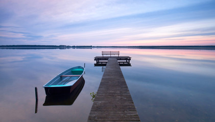 Fototapeta premium Boot am Steg im Herbst