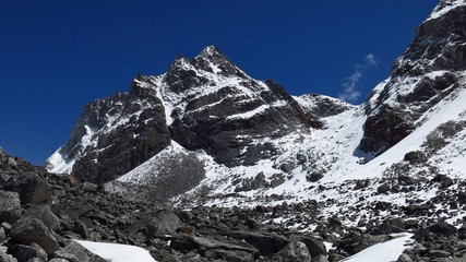 Obraz premium Steep trekking route to the Cho La mountain pass